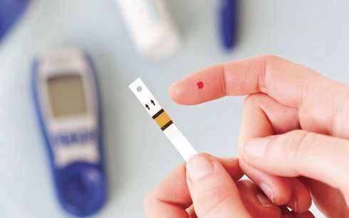 Диабет вызывает дисбаланс микрофлоры в ротовой полости, способствующий развитию периодонтита