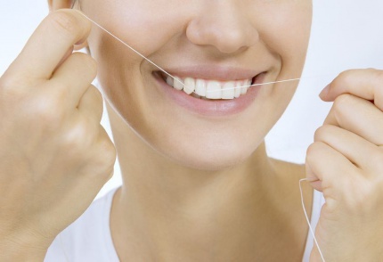 Стоматологи США предполагают, что польза от использования зубной нити переоценена