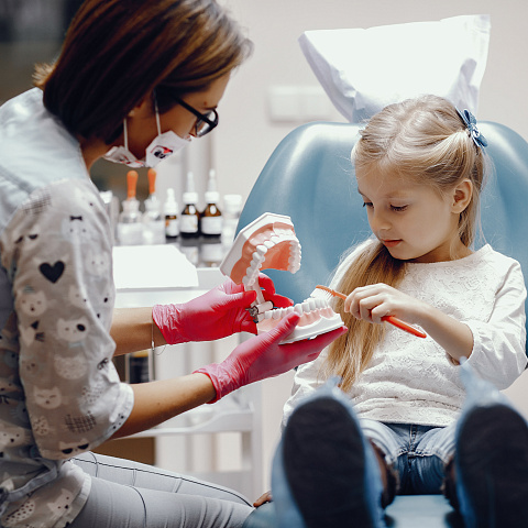 Почему детям нельзя чистить зубы взрослой зубной пастой, и какие компоненты допускаются в составе детской?