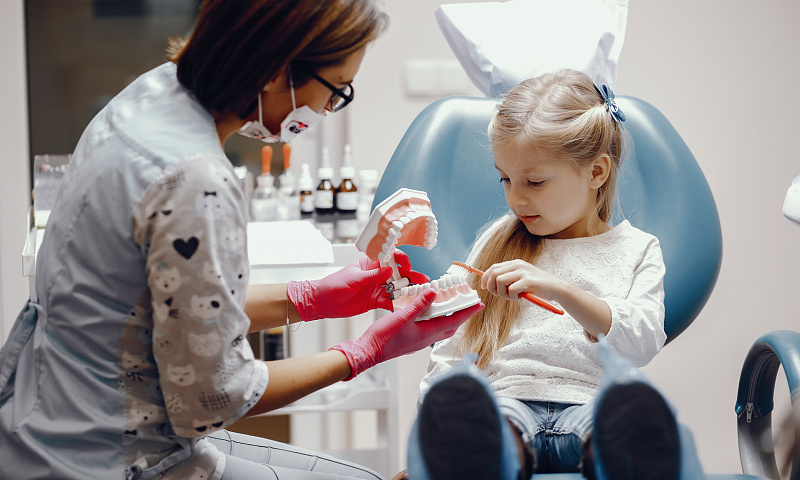 Почему детям нельзя чистить зубы взрослой зубной пастой, и какие компоненты допускаются в составе детской?