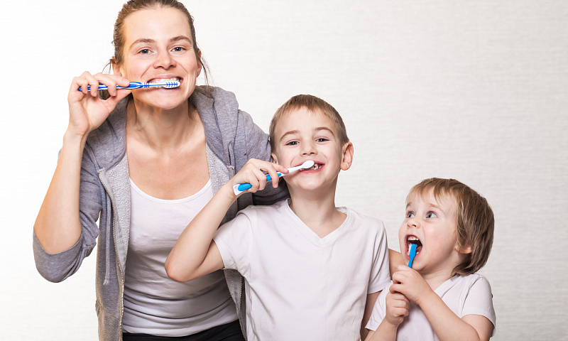 Дети чистят зубы также (плохо), как и их родители