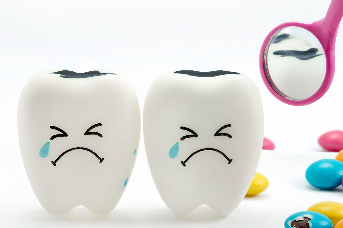 Причины, по которым у ребенка крошатся молочные зубы