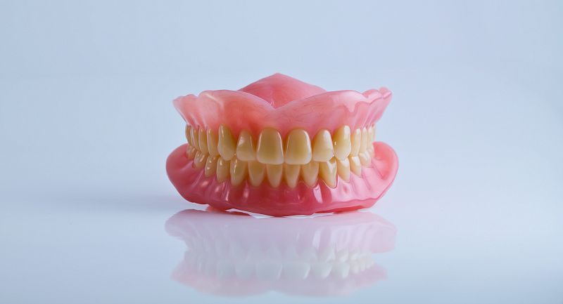 Правила ухода за зубными протезами. Часть 2. Растворы для хранения и очищения протезов