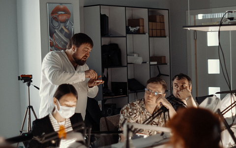 «Виниры «на рефракторе» + работа с диоксидом циркония + дисиликат лития. Коронки, виниры, накладки. Особенности интеграции цветовых особенностей разны