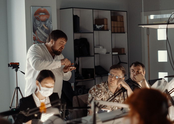 «Виниры «на рефракторе» + работа с диоксидом циркония + дисиликат лития. Коронки, виниры, накладки. Особенности интеграции цветовых особенностей разны