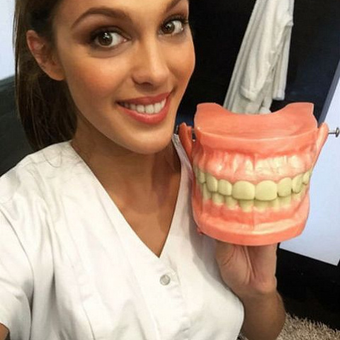 Титул «Мисс Вселенная» завоевала врач-стоматолог