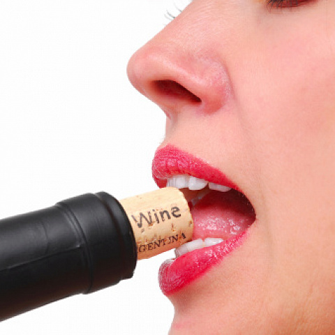 Насколько сильно употребление алкогольных напитков, в особенности вина, вредит зубной эмали?