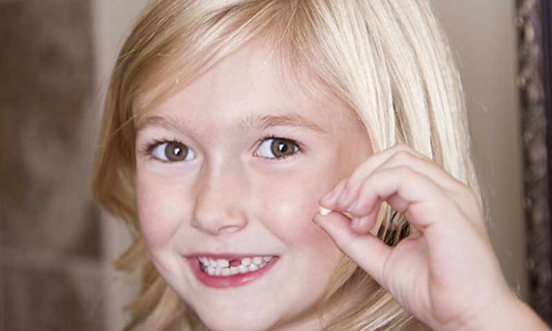 Ранние посещения зубного врача оказывают влияние на впечатления о первом выпавшем молочном зубе.
